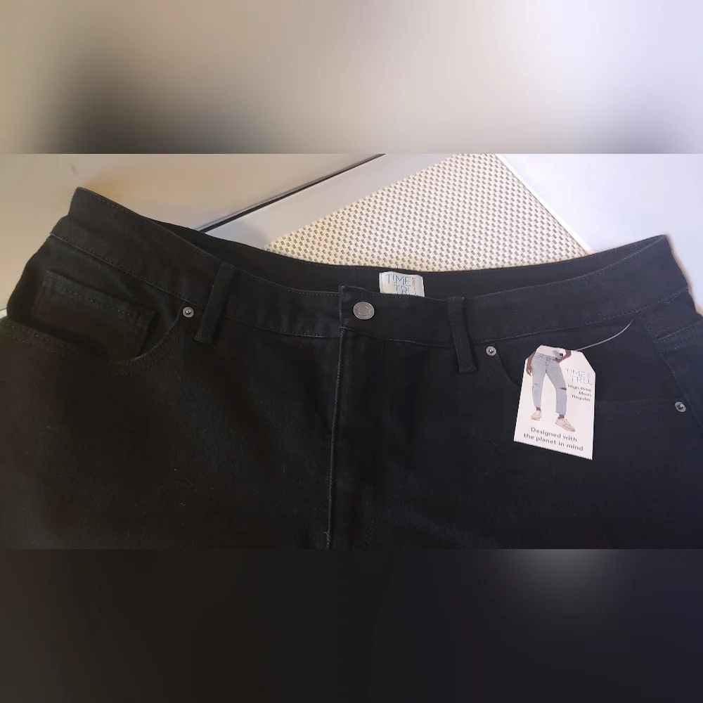 Time and Tru Women's Size 18 Cropped High Rise Mom Jeans Black NWT